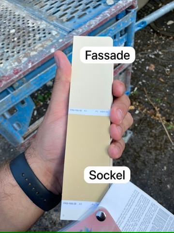 Farbbemusterung für Fassade und Sockel auf der Baustelle der Walter Bau UG
