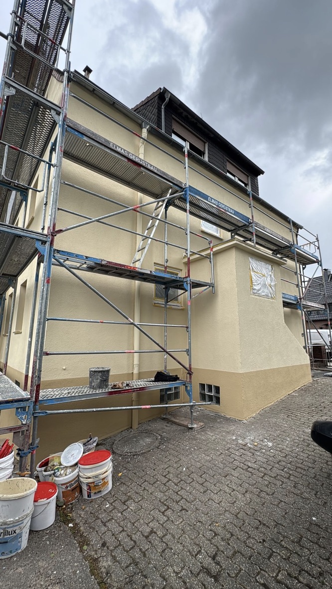 Fassadenanstrich mit Sockelgestaltung am eingerüsteten Wohnhaus in Dortmund